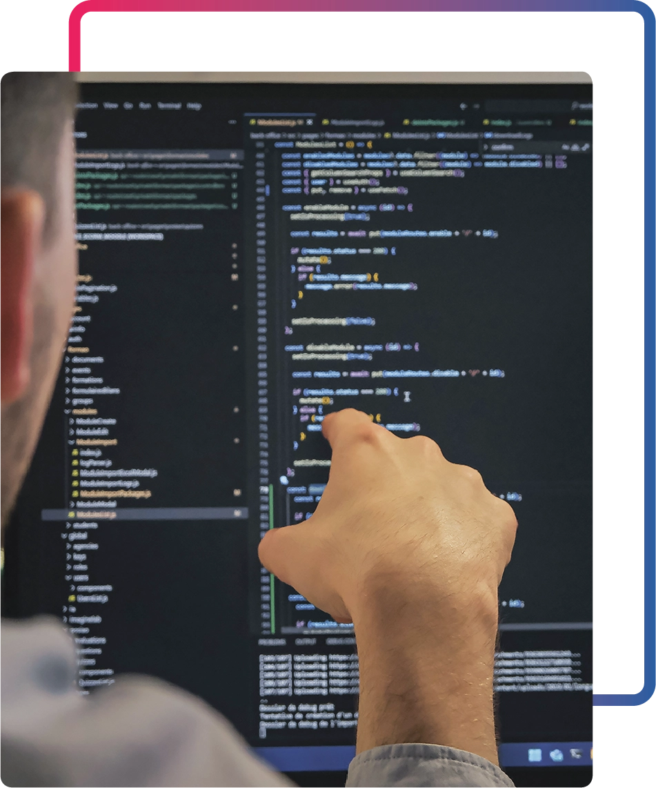 Développeur web travaillant sur du code dans un environnement professionnel, illustrant l’expertise d’i-magineXR dans le développement d’applications immersives, interactives et web pour la réalité étendue (XR).