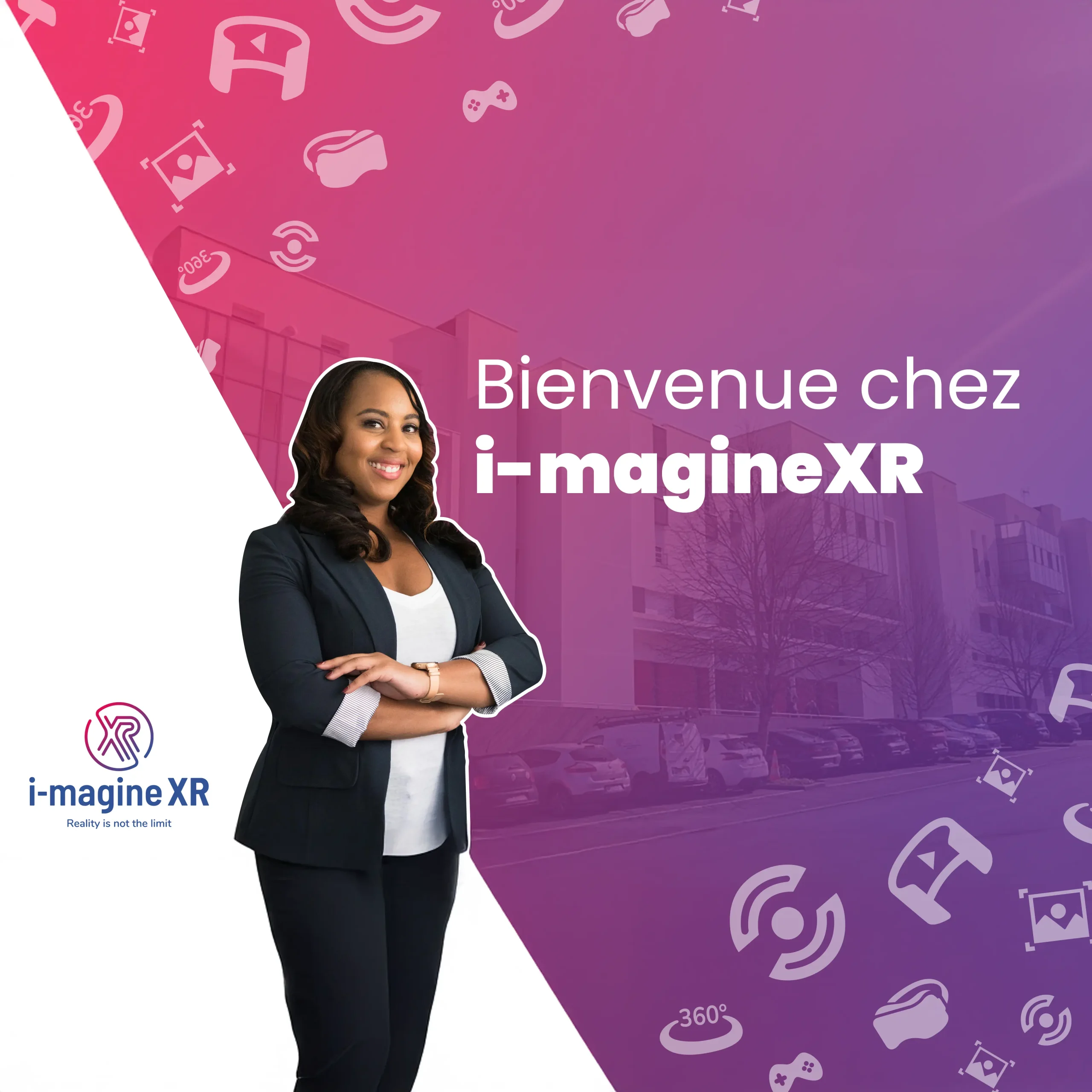 Femme souriante accueillant les visiteurs chez i-magineXR, entreprise spécialisée en réalité virtuelle, réalité augmentée et expériences immersives pour la formation, l’industrie et l’innovation.