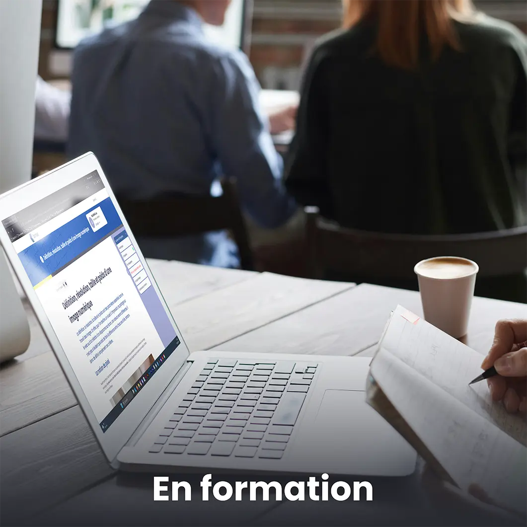 Utilisation de la plateforme e-learning Formao dans un centre de formation pour afficher tous les contenus pédagogiques sur l'ordinateur des apprenants