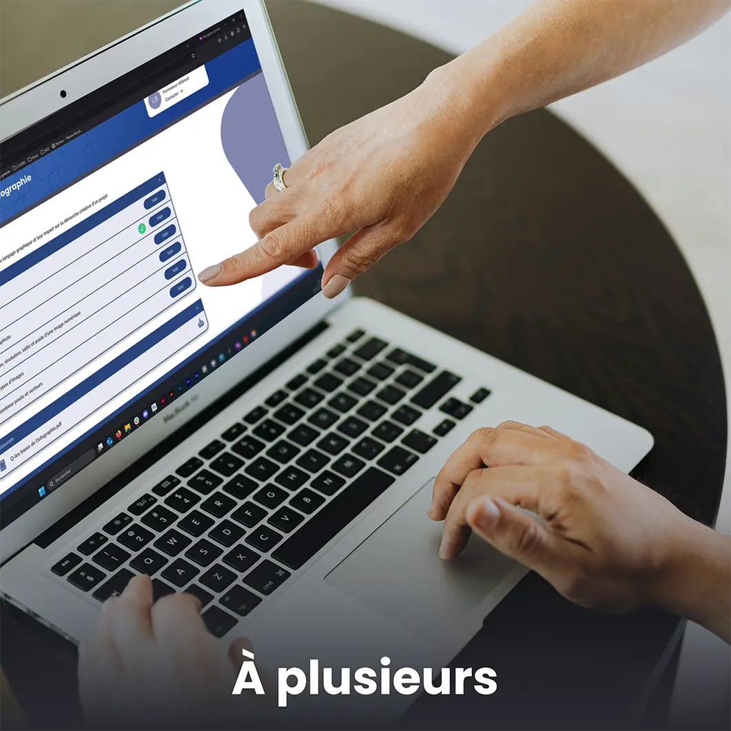 Utilisation de la plateforme e-learning Formao lors d'un cours en groupe, permettant d'afficher les contenus pédagogiques en ligne sur l'ordinateur d'un étudiant